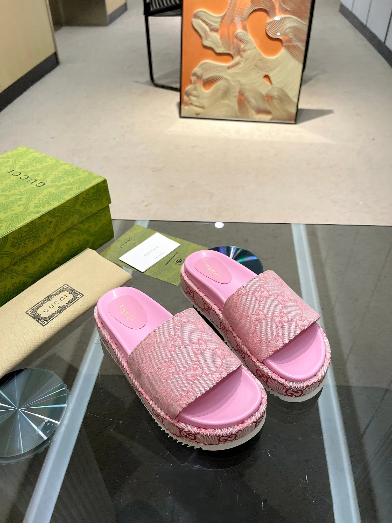 👟👟Ex-factory price 400👟👟 Shipped throughout the year, 200 colors] Gucci’s latest limited edition thick-soled slippers. Top quality for sale. Purchase genuine product for development. The material and workmanship are consistent with the original. Upper: original special printing process. Lining: dyed sheepskin. Outsole: Italian private model outsole. Size: 35-43M standard size. 41, 42, 43 are also customized and cannot be returned. Sole thickness: 5.5cm. Forefoot 4cm.
